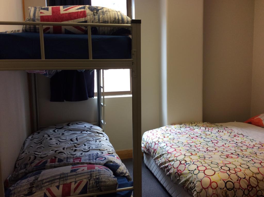 Wild Zebra Backpackers Hostel เวลลิงตัน ภายนอก รูปภาพ